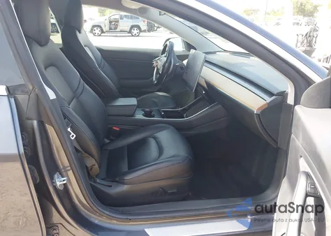 2018 Tesla Model 3 Long Range/Mid Range z USA, uszkodzony, nr VIN 5YJ3E1EA0JF006941